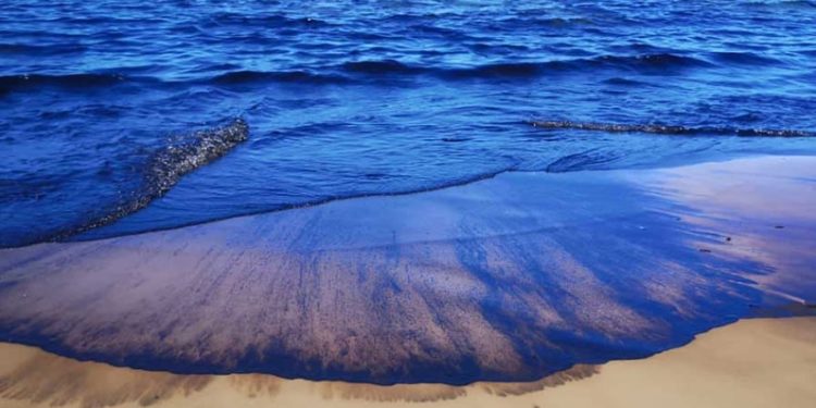Cómo descuidan un derrame petrolero que afecta las playas de Anzoátegui