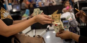 Salario mínimo de Bs 130 perdió 87% de su valor