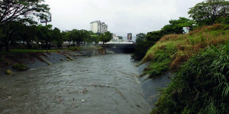 Investigación advierte sobre presencia de SARS-CoV-2 en aguas residuales de Caracas