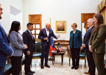 Laura Dogu se reunió con Jorge Rodríguez y con integrantes de la Comisión de Seguimiento de la Ley de Amnistía