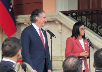 Burgum en Caracas: Las empresas que nos acompañan representan miles de millones de dólares y trabajos bien remunerados