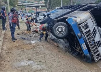 Bomberos controlaron situación de incendio de una camioneta de pasajeros en autopista de Caracas