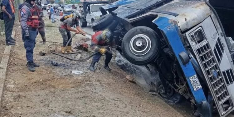 Bomberos controlaron situación de incendio de una camioneta de pasajeros en autopista de Caracas