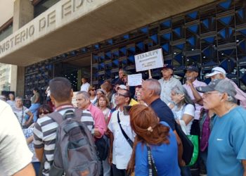 Jubilados y pensionados de Min Educación protestaron para exigir Bono de Responsabilidad Profesional y Cesta Ticket de alimentación