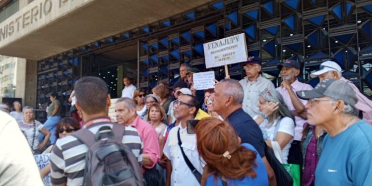 Jubilados y pensionados de Min Educación protestaron para exigir Bono de Responsabilidad Profesional y Cesta Ticket de alimentación
