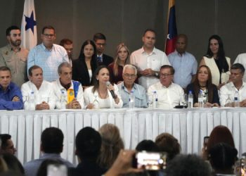 Presentan ‘Manifiesto por la Transición Democrática’ pactado en Panamá