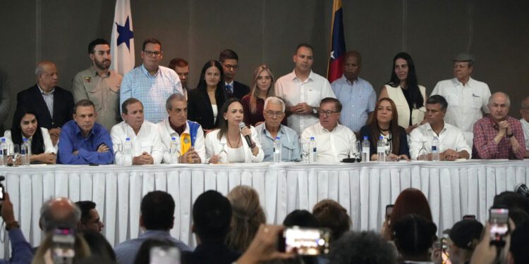 Presentan ‘Manifiesto por la Transición Democrática’ pactado en Panamá