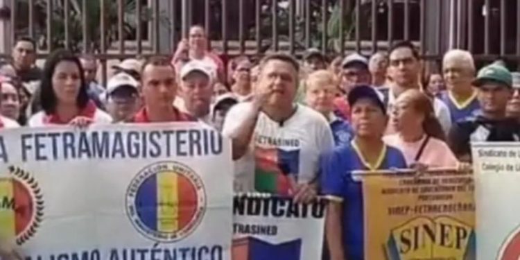 Docentes denuncian  impedimentos de la banca para disponer de sus salarios
