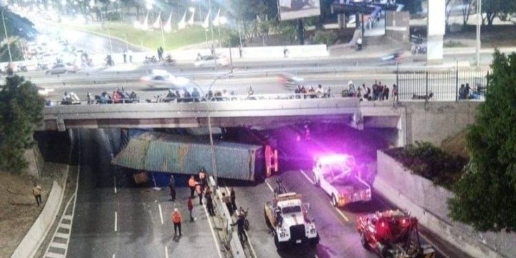Dos fallecidos y tres lesionados dejó aparatoso accidente con gandola en la autopista Francisco Fajardo