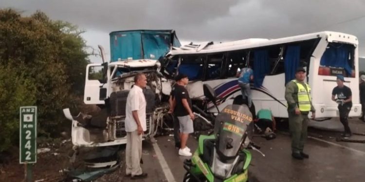 Nueve personas fallecidas y 20 heridos dejó fuerte choque de gandola con un autobús en Anzoátegui