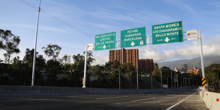 Restringirán temporalmente circulación en dos de los cuatro canales de la autopista Valle-Coche
