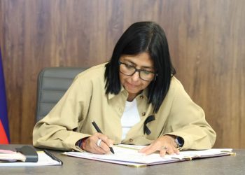Delcy Rodríguez firmó Reglamento de la Ley de Hidrocarburos