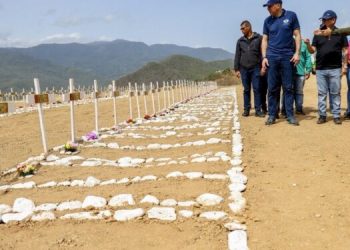 Davoe inspeccionó cementerio en La Guaira con víctimas sin identificar