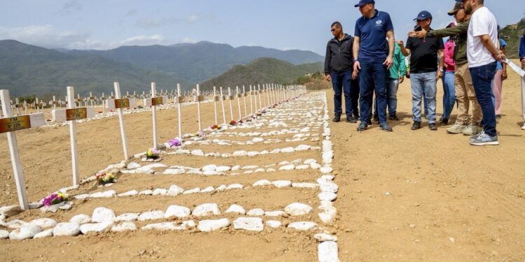 Davoe inspeccionó cementerio en La Guaira con víctimas sin identificar