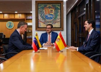 Canciller Félix Plasencia recibe al embajador español en Caracas