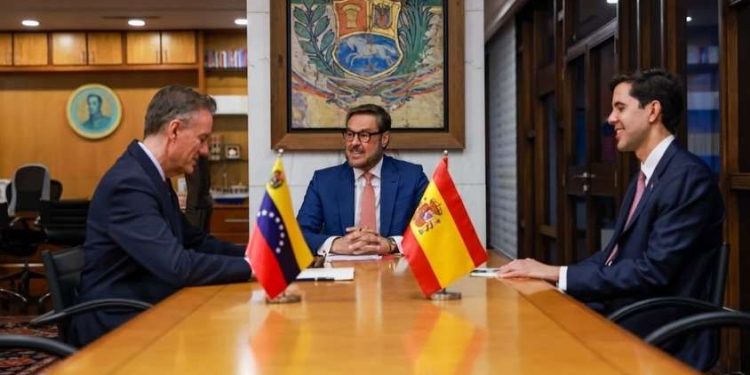 Canciller Félix Plasencia recibe al embajador español en Caracas