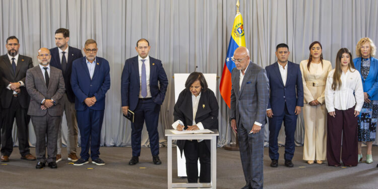 UE apoya diálogo del chavismo y la oposición para una transición democrática