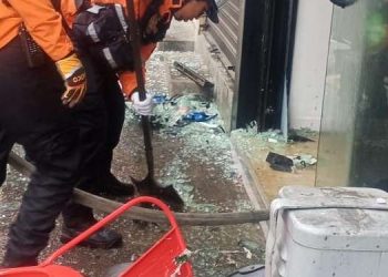 Sofocan llamas tras incendio en un local comercial de Chacao