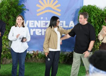 Delcy y Gustavo Duque entregaron financiamientos a 104 condominios afectados en Chacao