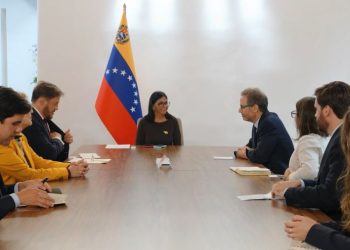 Delcy Rodríguez recibió a altos representantes de Human Rights Watch en Caracas