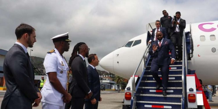 Canciller de Trinidad y Tobago llega a Venezuela para impulsar agenda de cooperación