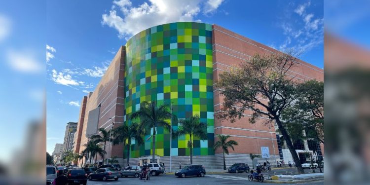 Hombre muere al caer desde un piso en el centro comercial Sambil La Candelaria