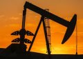El petróleo brent baja más del 1 % hasta los 103 dólares