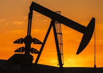 El petróleo brent baja más del 1 % hasta los 103 dólares
