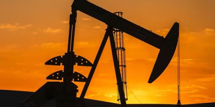 El petróleo brent baja más del 1 % hasta los 103 dólares