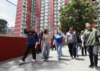 Delcy Rodríguez encabezó la entrega de 440 viviendas rehabilitadas en Catia