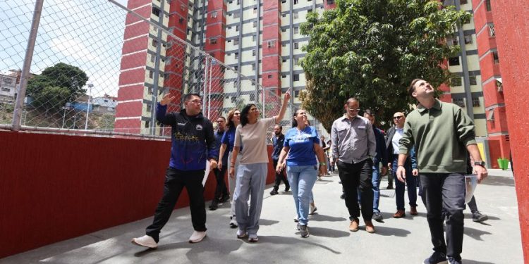 Delcy Rodríguez encabezó la entrega de 440 viviendas rehabilitadas en Catia