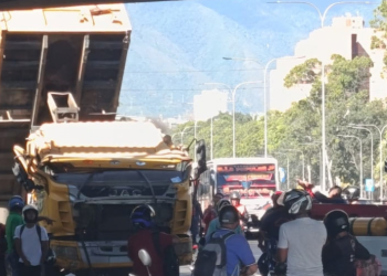 Vehículo de carga impactó contra  distribuidor La Gaviota en la Valle Coche
