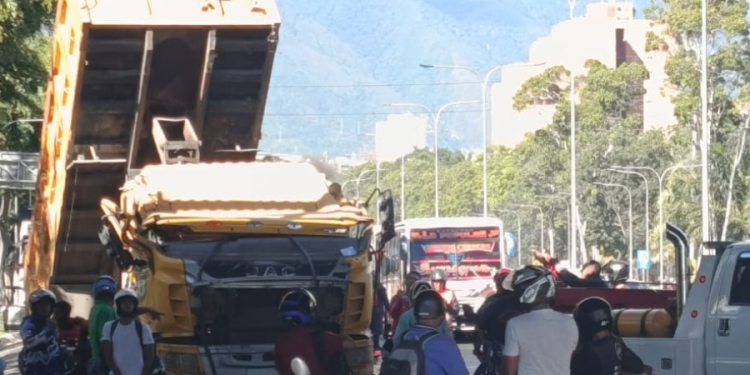 Vehículo de carga impactó contra distribuidor La Gaviota en la Valle Coche