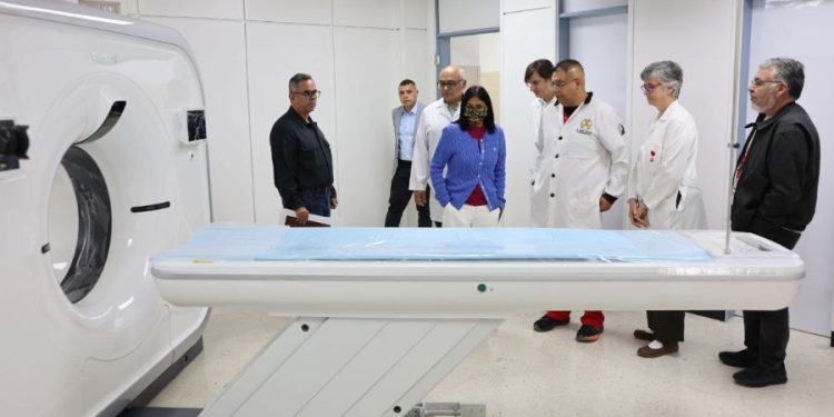 Delcy reviso avances en la rehabilitación del Hospital Vargas de Caracas