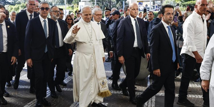 El papa León XIV llegó al hospital Gemelli de Roma para ser operado de un nódulo en un pulmón