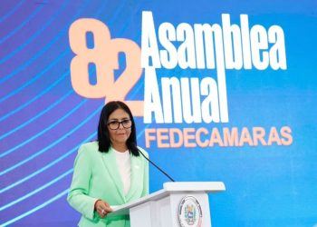 Delcy Rodríguez promete reducir brecha cambiaria, reformar sistema tributario y modificar Ley del SEN