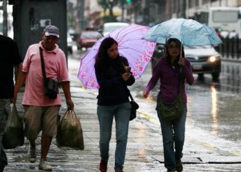 Onda tropical número 55 se desplaza del centro al occidente del país