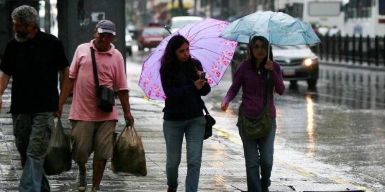 Onda tropical número 55 se desplaza del centro al occidente del país
